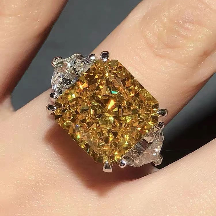 14 Karat Weißgold-Ring mit 10 Karat gelbem Moissanit – Ein Statement von Eleganz und Glanz