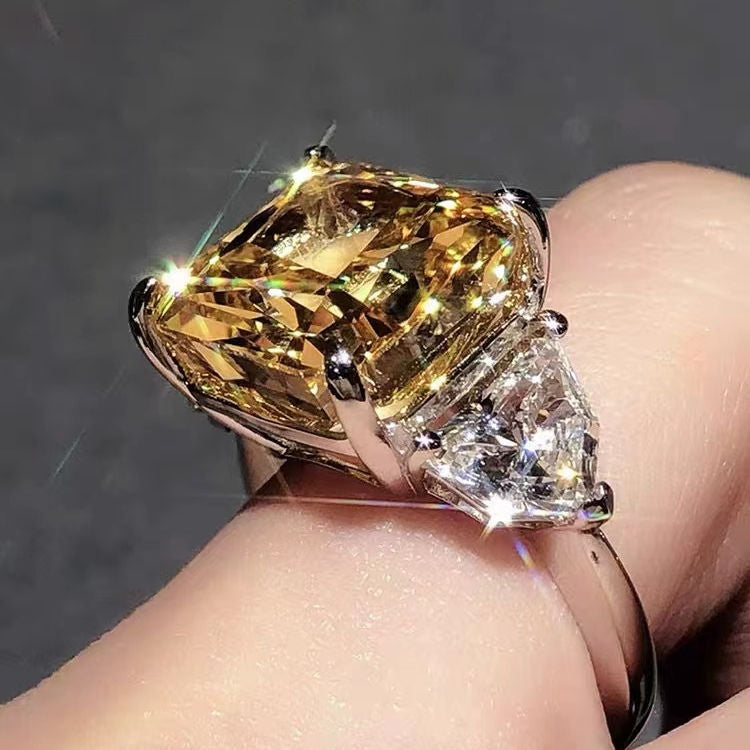 14 Karat Weißgold-Ring mit 10 Karat gelbem Moissanit – Ein Statement von Eleganz und Glanz