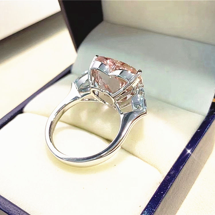 Romantik in ihrer schönsten Form: Echter Morganit-Ring aus 18 Karat Weißgold