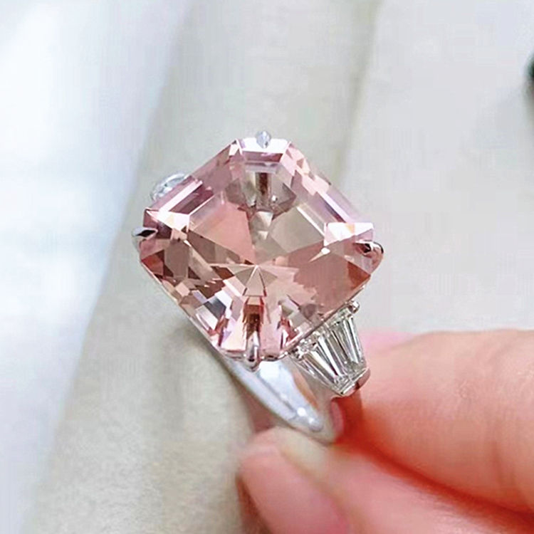 Ring aus echtem Morganit in 18 Karat Weißgold – Eine romantische Hommage an die Liebe