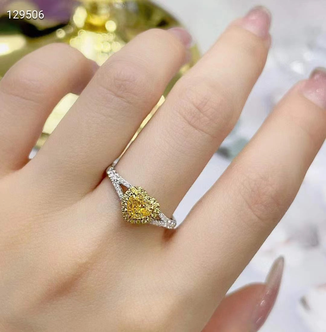 Elysian Charm: 0,507 Karat Herzschliff Klassischer Gelber Diamantring in Weißgold