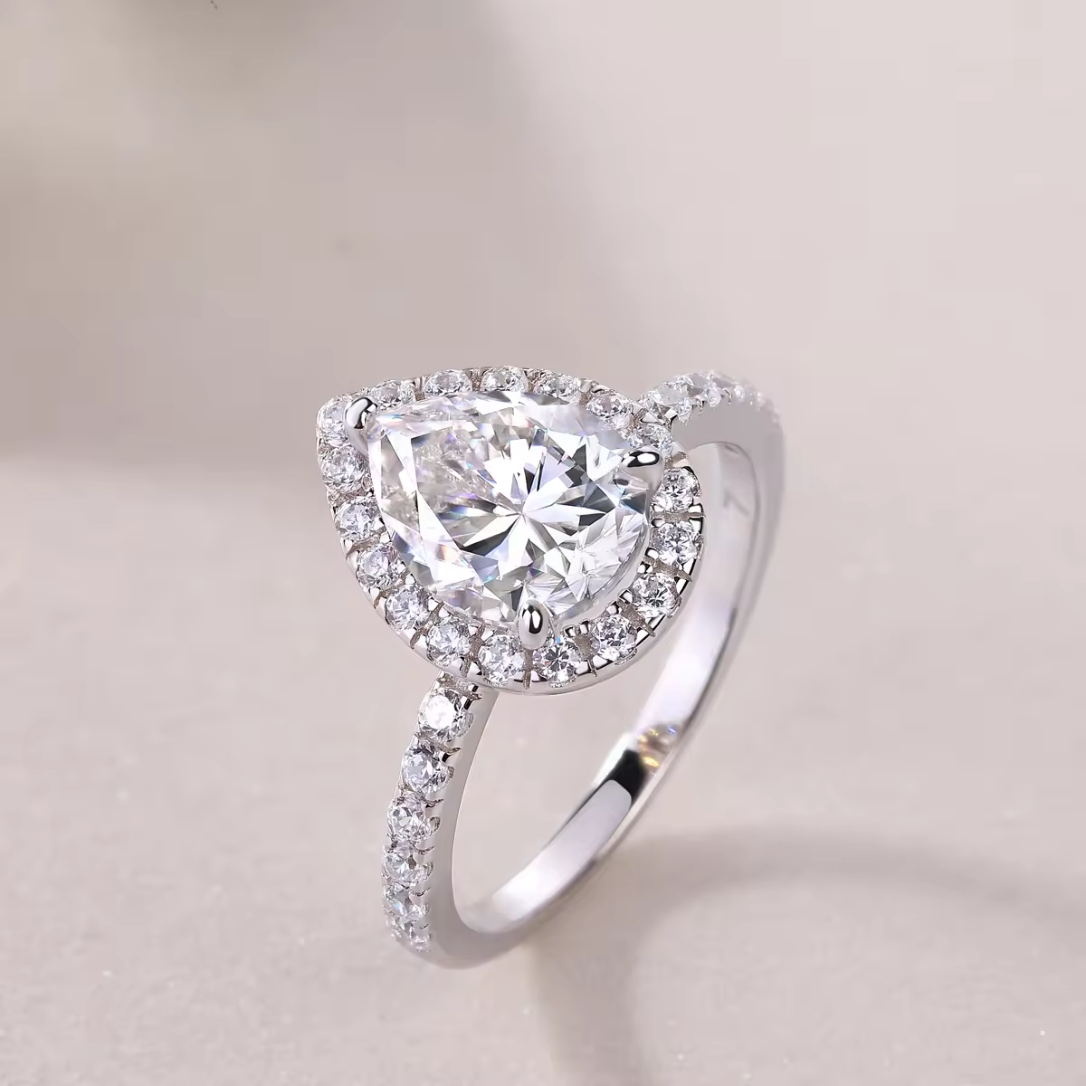 Brillo radiante: anillo de moissanita con talla de pera de 1,5 quilates