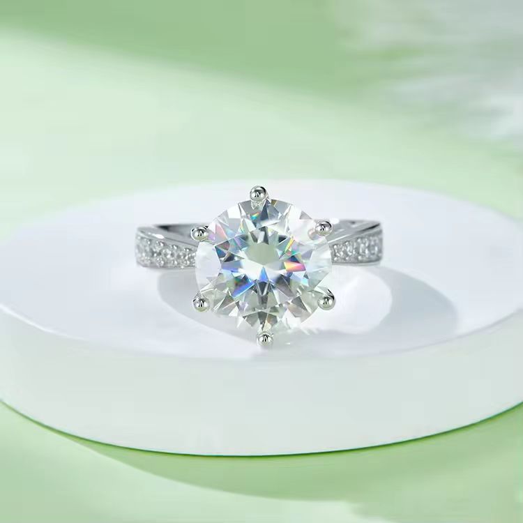 Elysium Glanz: 925 Sterling Silber Ring mit 5CT Rundschliff VVS1 D Moissanit & 0.22CT Seitensteinen