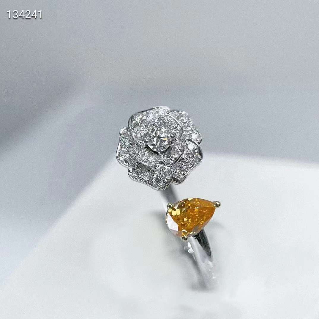 Strahlender Sonnenuntergang: 18K Gold Birnenschliff Orangener Diamantring mit internationalem Zertifikat