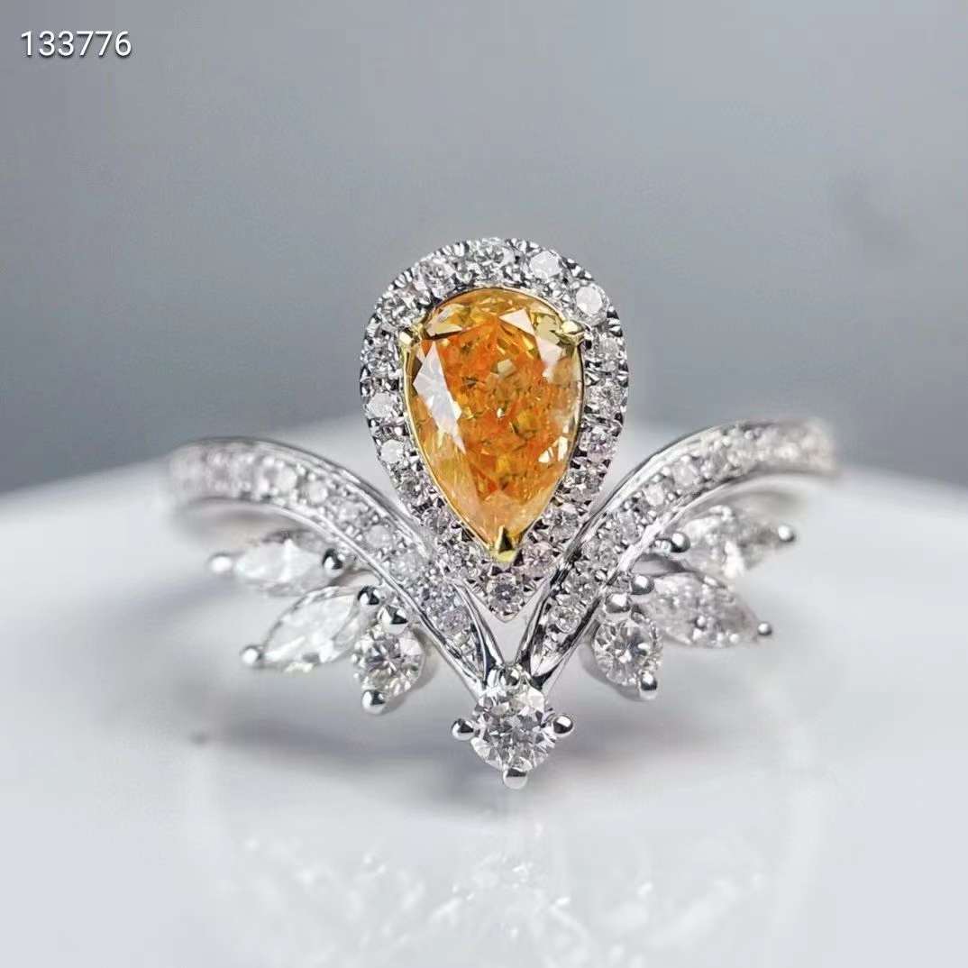 Obra maestra de color fuego: el elegante anillo de diamantes naranja de 0,420 ct
