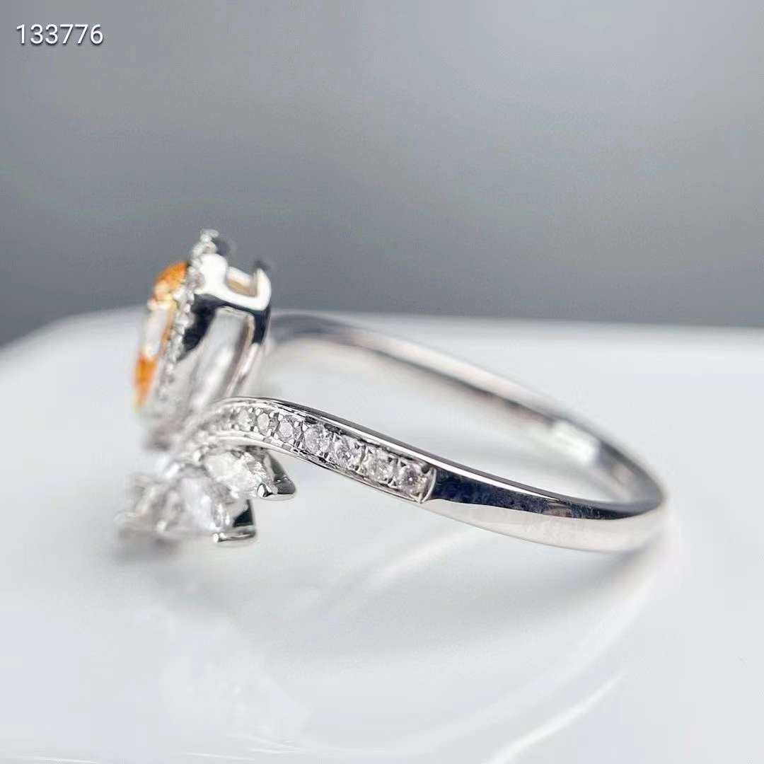 Obra maestra de color fuego: el elegante anillo de diamantes naranja de 0,420 ct
