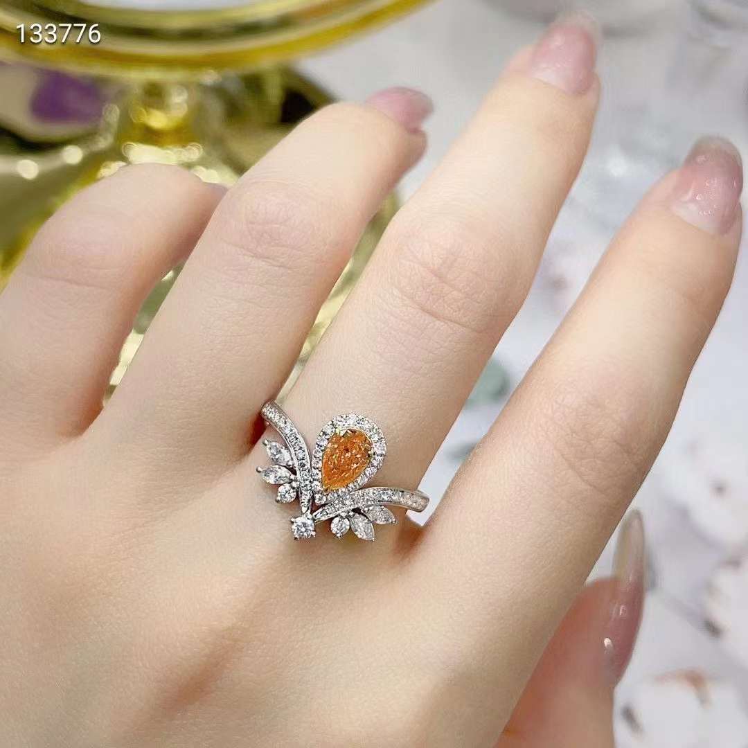 Obra maestra de color fuego: el elegante anillo de diamantes naranja de 0,420 ct