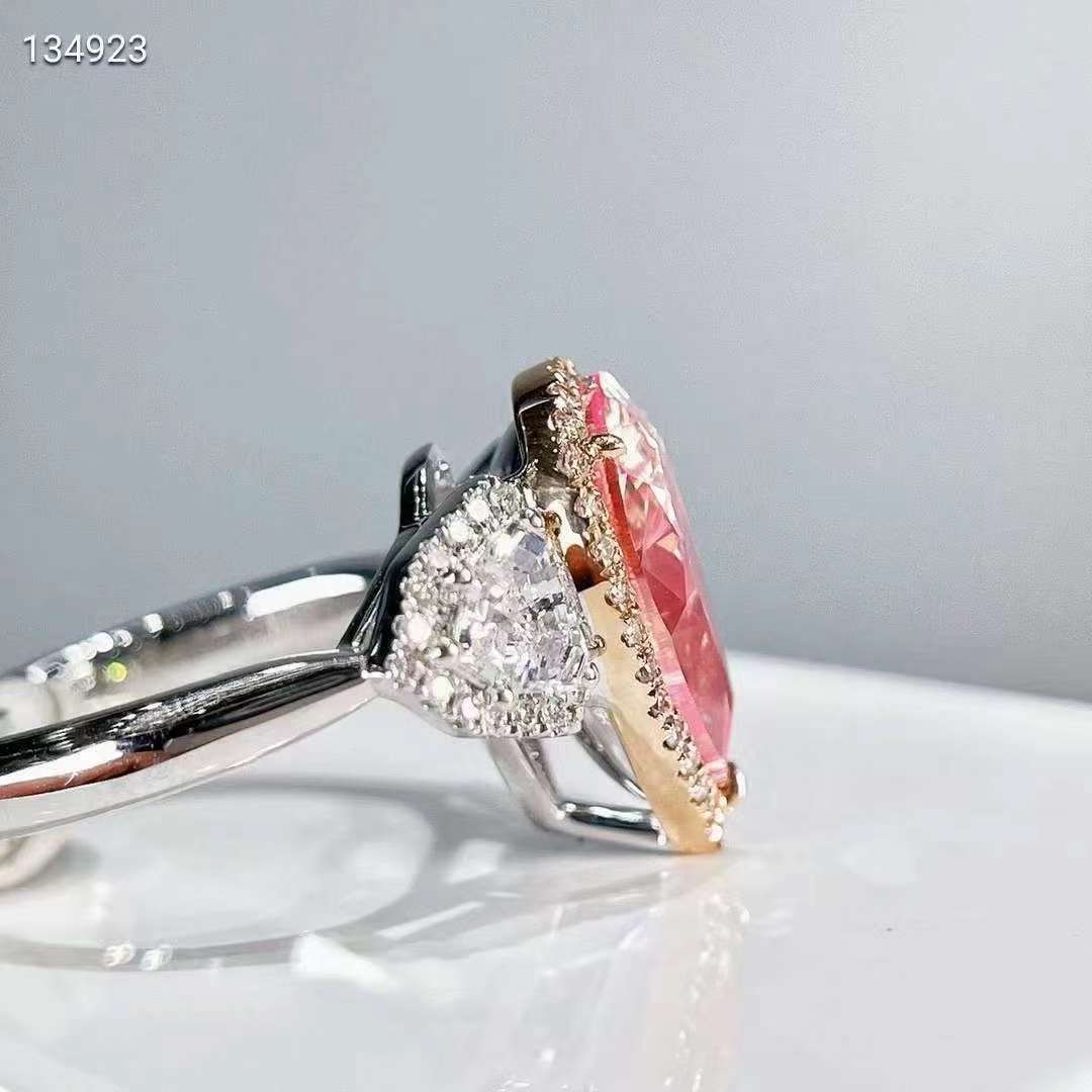 Eleganz in Rosa: Der 18k Gold 5ct VVS Birnenschliff Rosa Moissanit Diamantring