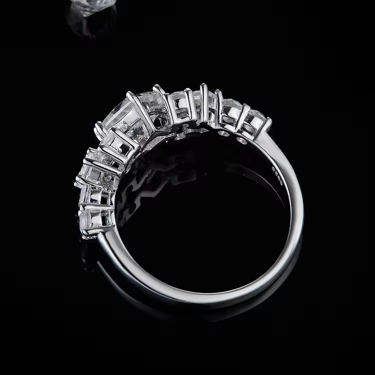 Ewige Brillanz: Der 14K Weißgold Kronjuwel-Moissanit-Ring