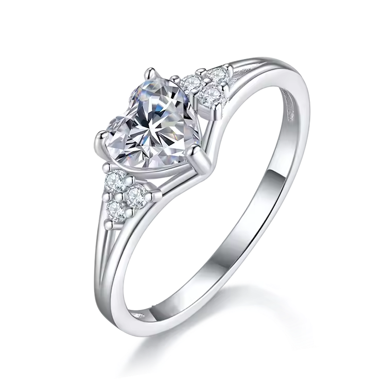 Heart of Light: el anillo de moissanita con forma de corazón de oro blanco de 14 quilates