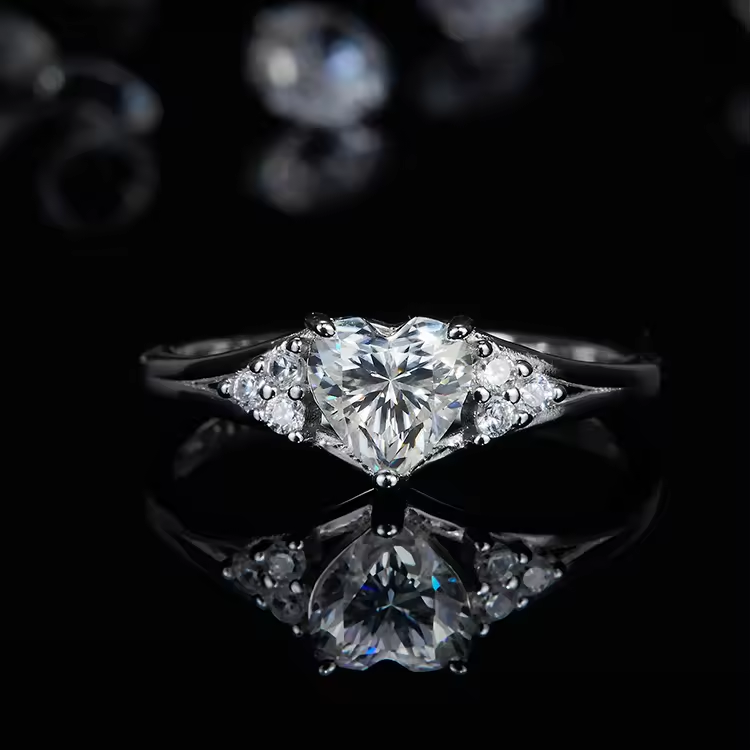 Heart of Light: el anillo de moissanita con forma de corazón de oro blanco de 14 quilates