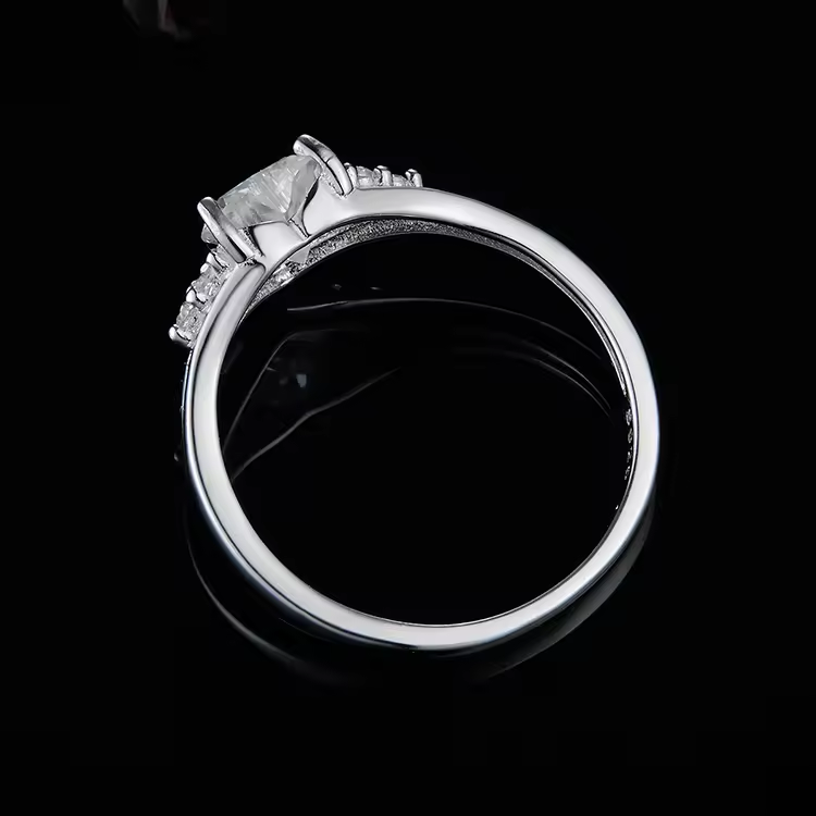 Heart of Light: el anillo de moissanita con forma de corazón de oro blanco de 14 quilates