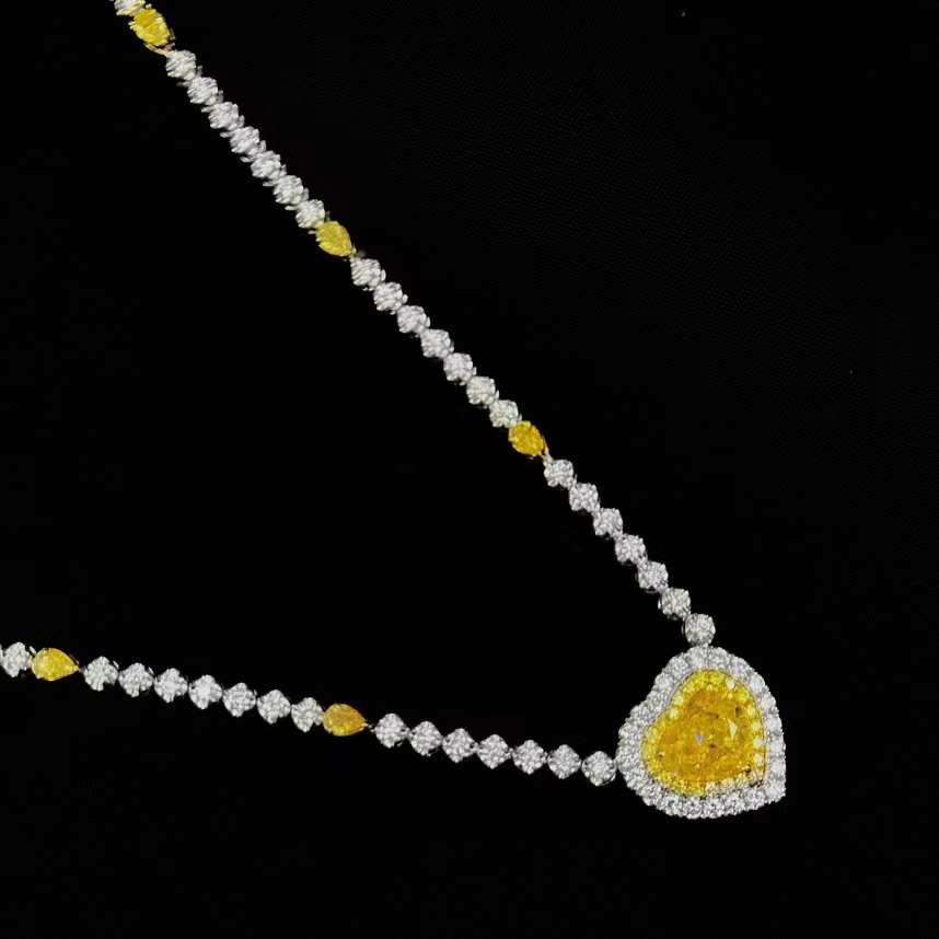 Golden Radiance: exclusivo collar de diamantes amarillos de 18 k