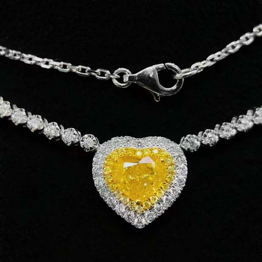 Golden Radiance: exclusivo collar de diamantes amarillos de 18 k