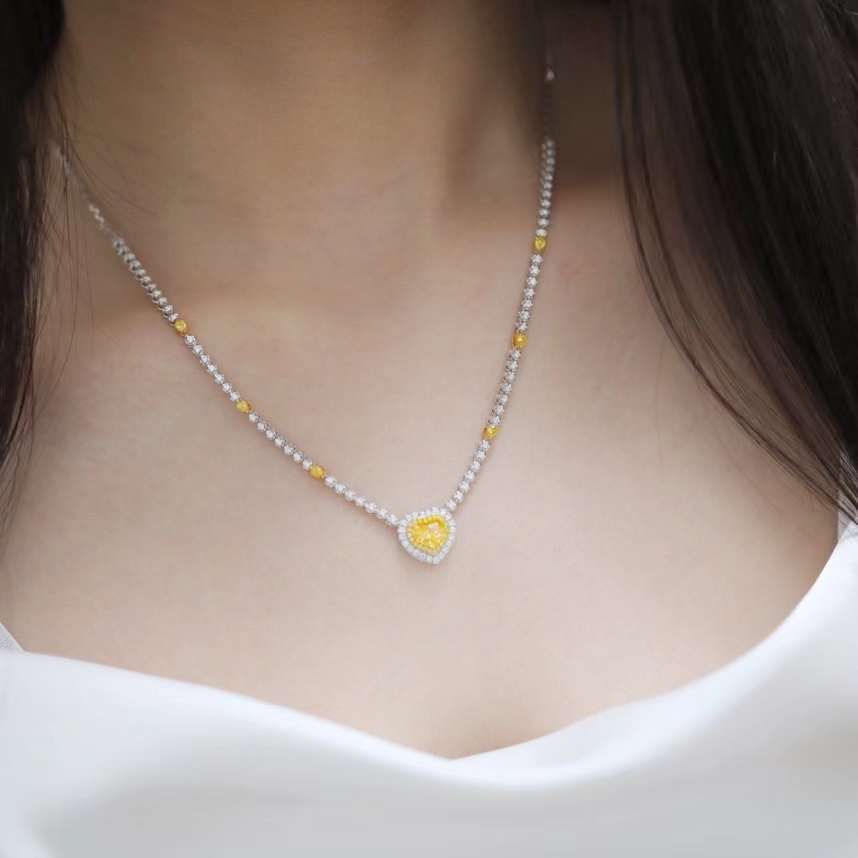 Golden Radiance: exclusivo collar de diamantes amarillos de 18 k