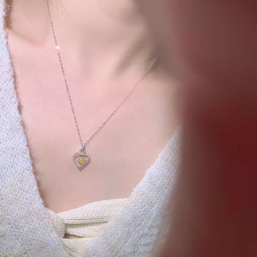 Sunshine of Elegance: Collar de Oro de 18k con Diamante Amarillo Natural y Certificado