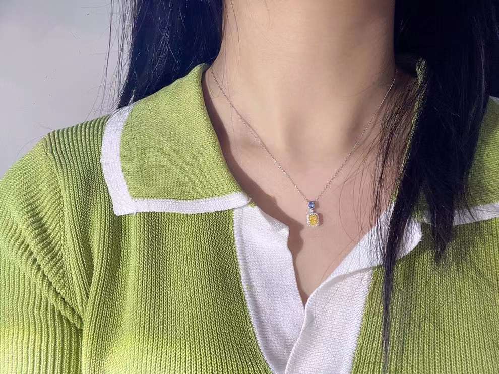 Das Meisterwerk der Farben: Exquisite 18k Gold Diamant Halskette