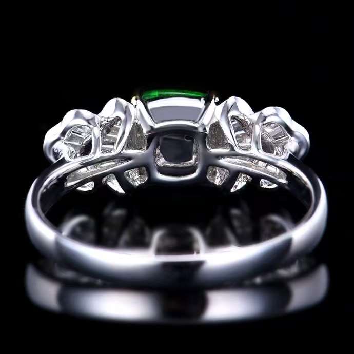 Smaragdwogen der Ewigkeit – 18k Goldring mit natürlichem Smaragd