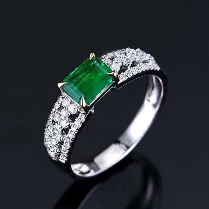 Smaragd der Ewigkeit – 18k Goldring mit lebendigem Smaragd