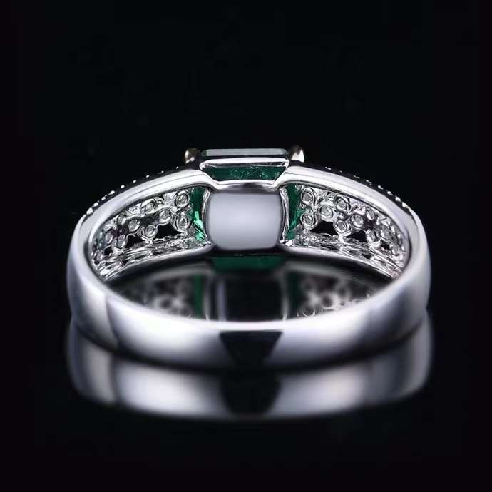 Smaragd der Ewigkeit – 18k Goldring mit lebendigem Smaragd
