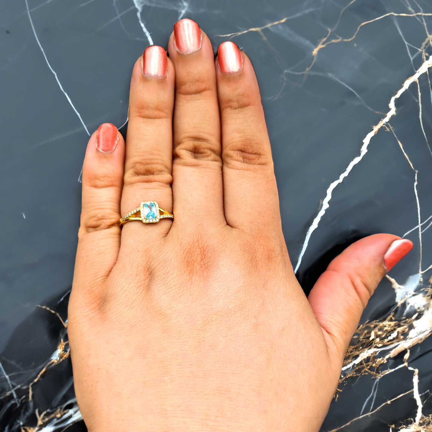 Cielo Dorado – Ring aus Sterling Silber mit 18K Gold Vermeil und hellblauem Stein