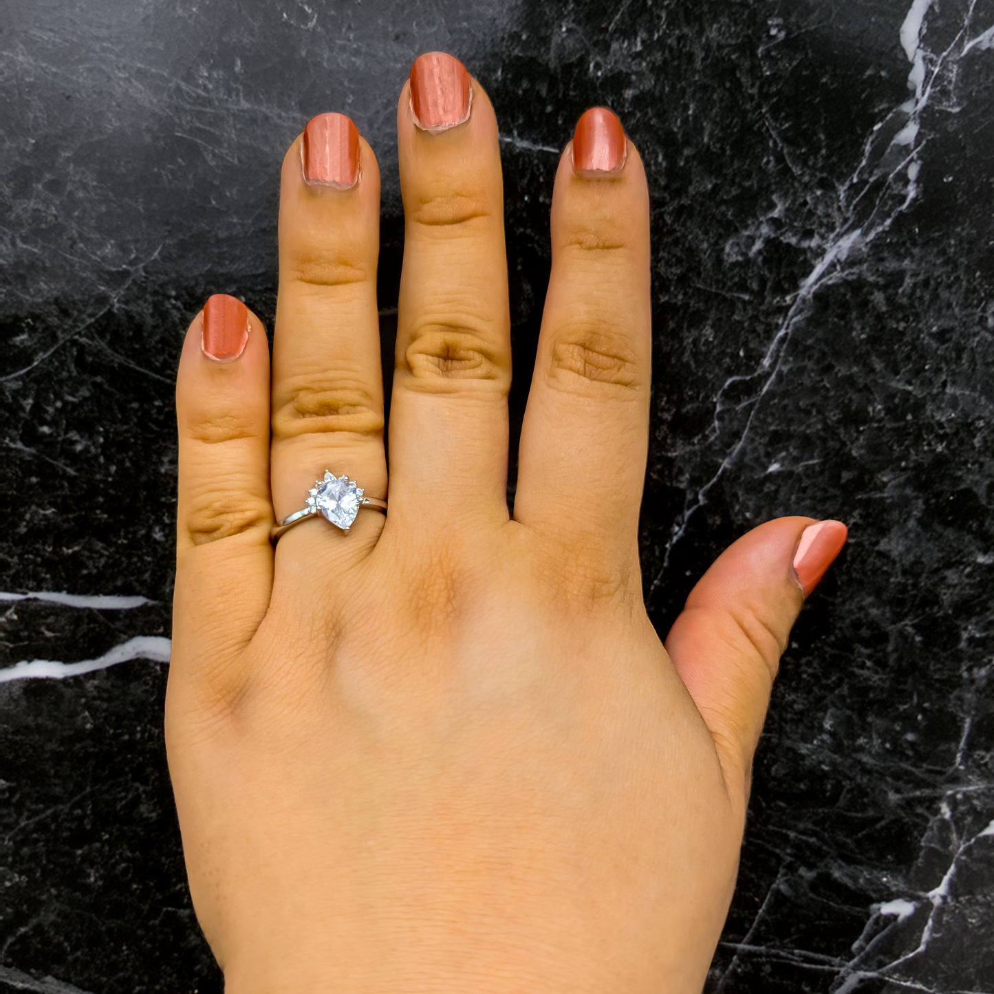 Silberne Serenade – Eleganz in Perfektion