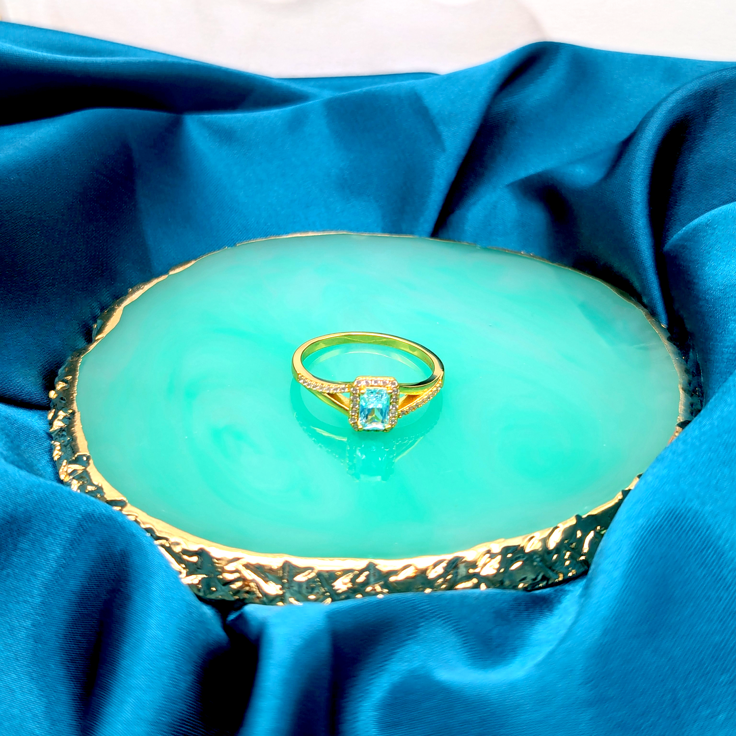 Cielo Dorado – Ring aus Sterling Silber mit 18K Gold Vermeil und hellblauem Stein
