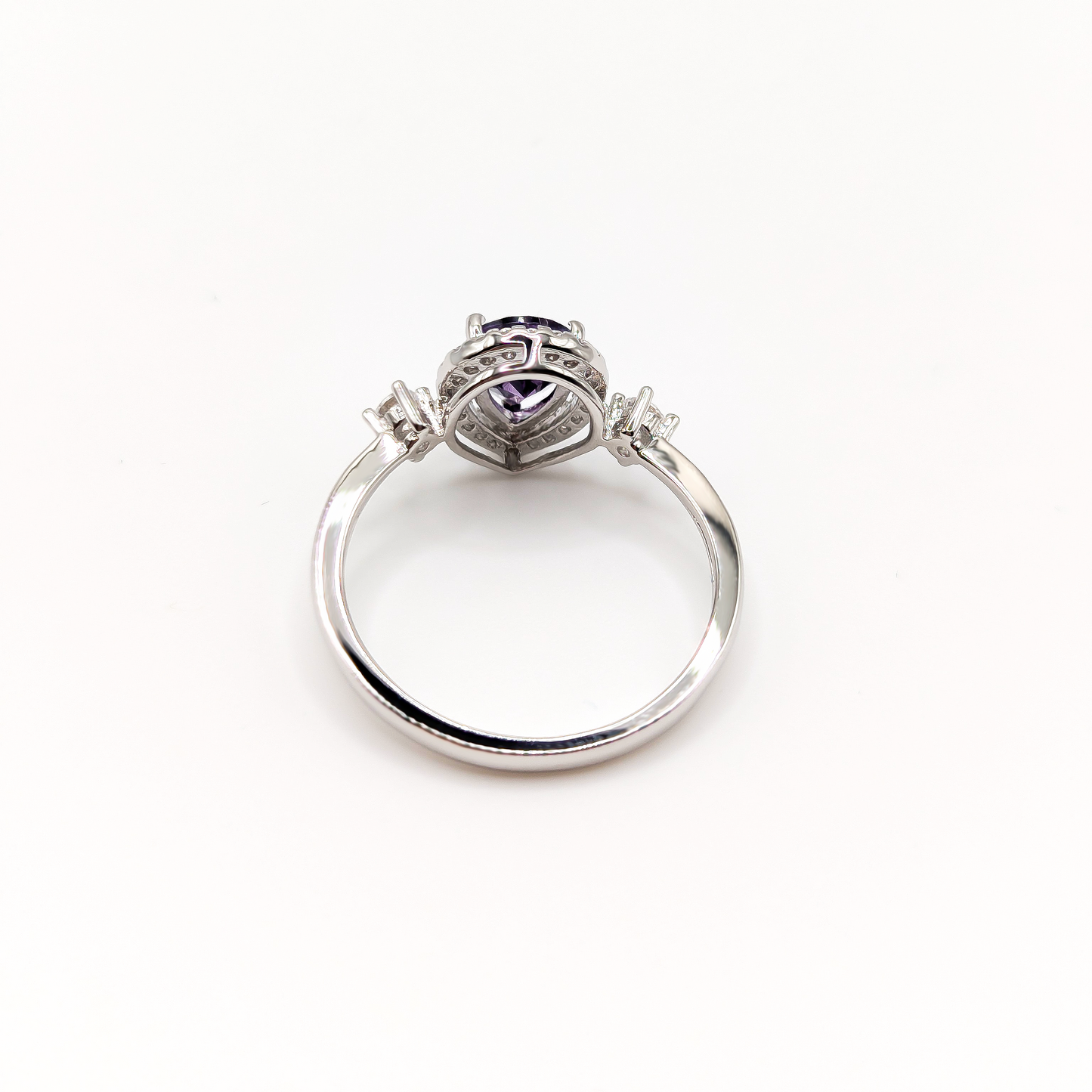 Violet Drop – Elegante anillo en plata de primera ley