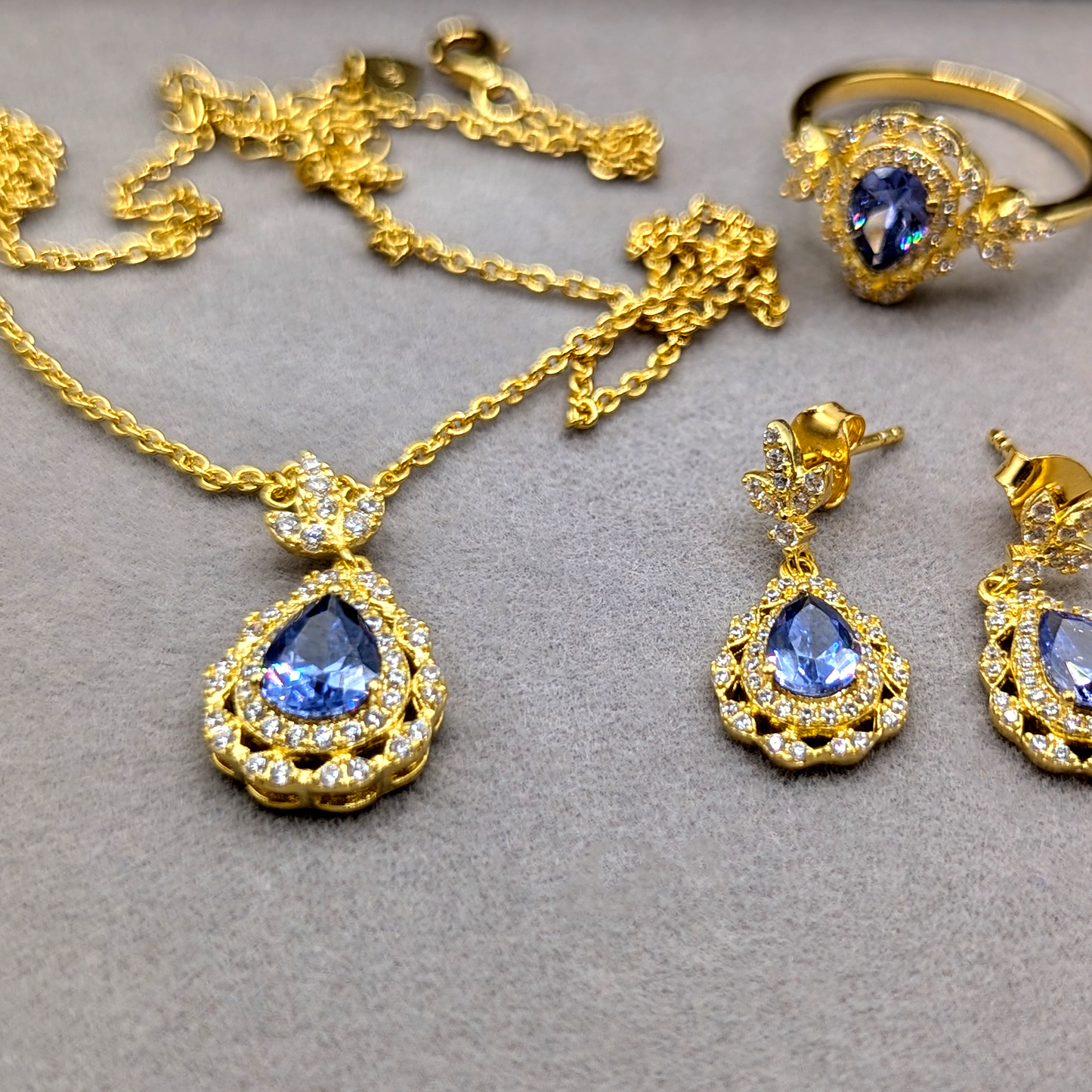 Himmelstropfen – Goldener Tropfen Anhänger der Eleganz