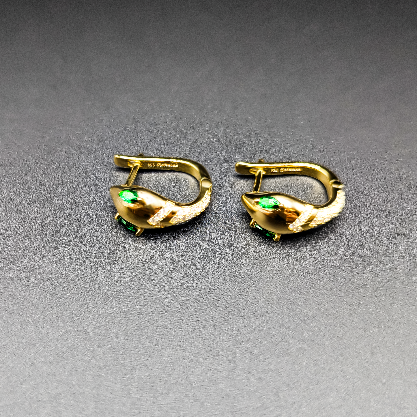 Seductive highlights: Golden Serpent earrings