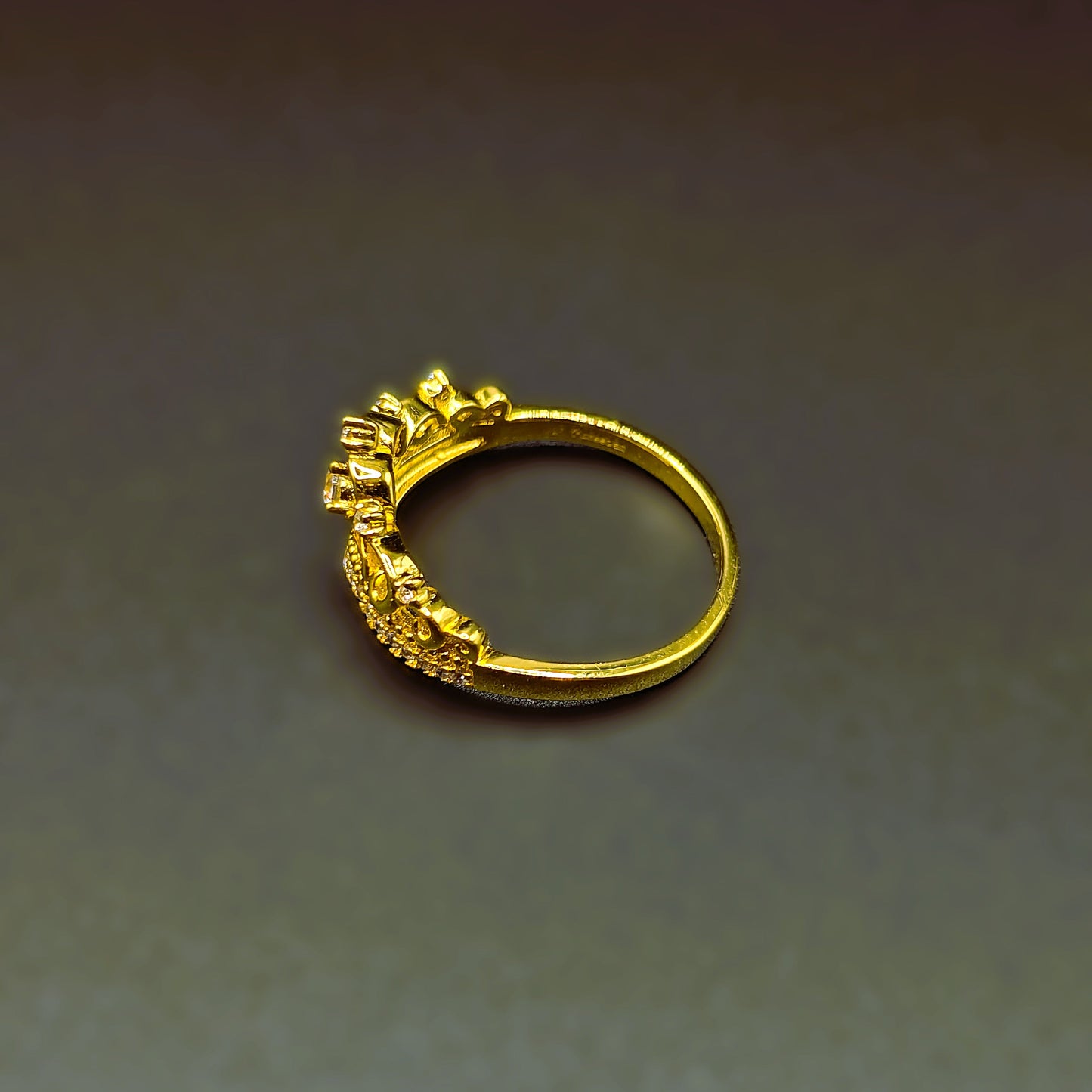 Königlicher Glanz – Edler Ring mit Krone und Zirkonia