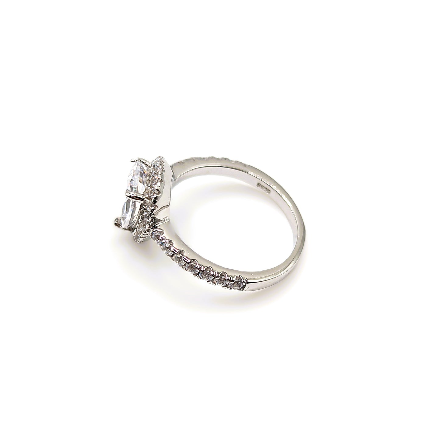 Alira – Anillo de plata de ley con circonitas talla pera | Baño de rodio