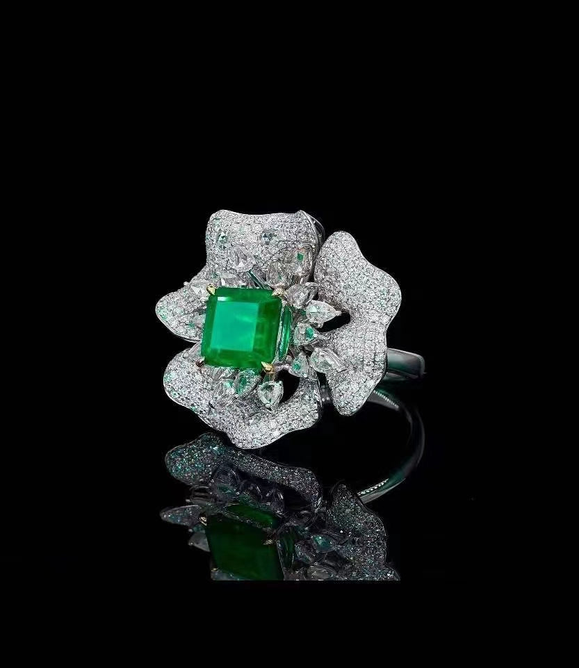 Majestic Muzo Green Emerald Jewelry: GRS 18k Gold Jewelry as Ring, Brooch and Pendant