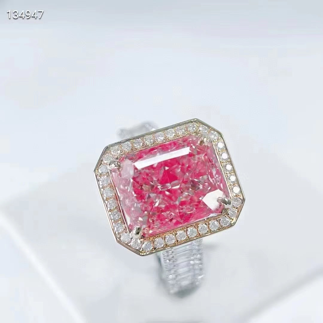 Shining Star – 18k gold ring with 6 carat VVS pink moissanite