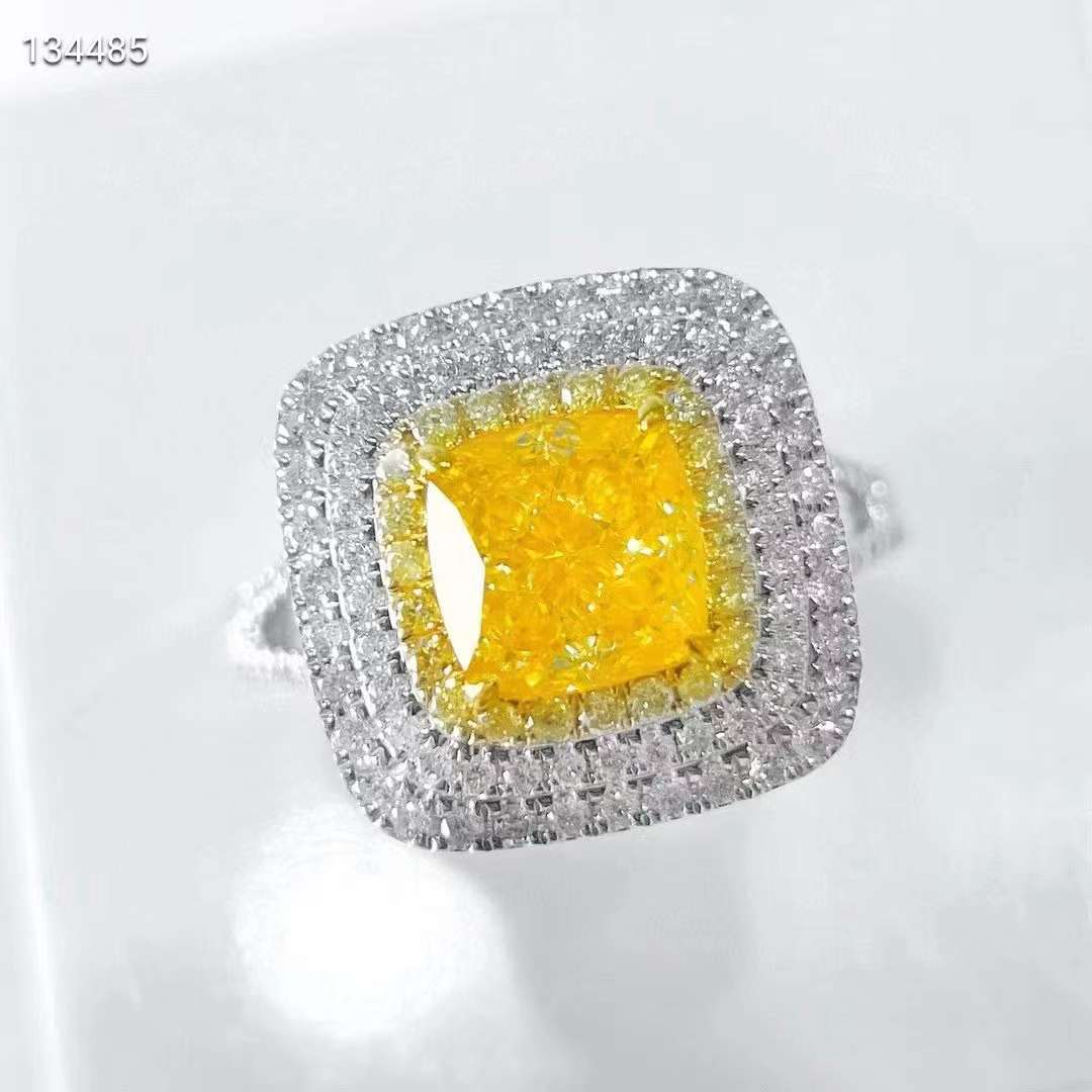 Sun Kiss – 18k gold ring with 2.08ct natural yellow diamond