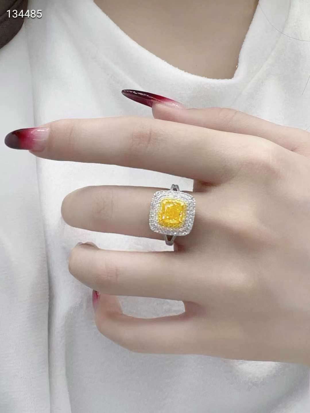 Sun Kiss – 18k gold ring with 2.08ct natural yellow diamond