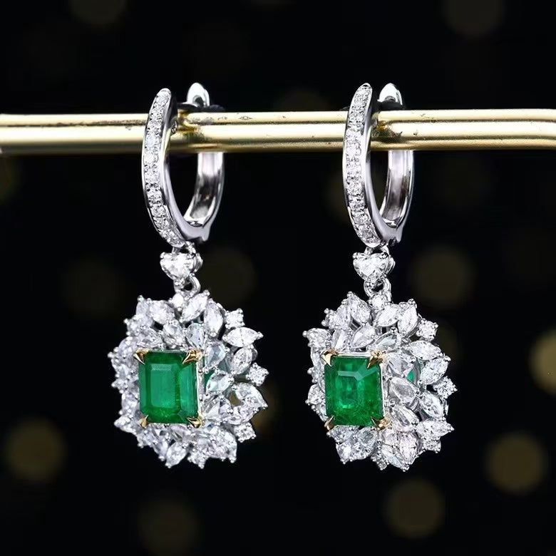 Enchantment in Emerald: 18K gold earrings with 1.29ct natural gemstone