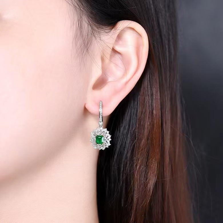 Enchantment in Emerald: 18K gold earrings with 1.29ct natural gemstone