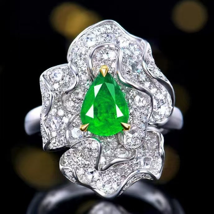 The green jewel of eternity – emerald ring in 18K gold