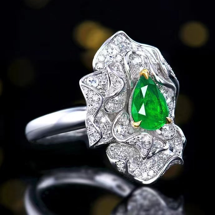 The green jewel of eternity – emerald ring in 18K gold