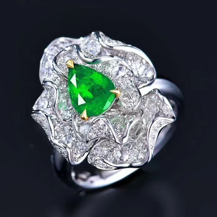 The green jewel of eternity – emerald ring in 18K gold