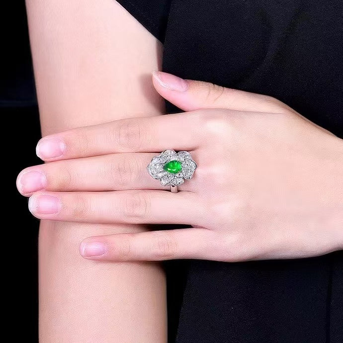 The green jewel of eternity – emerald ring in 18K gold