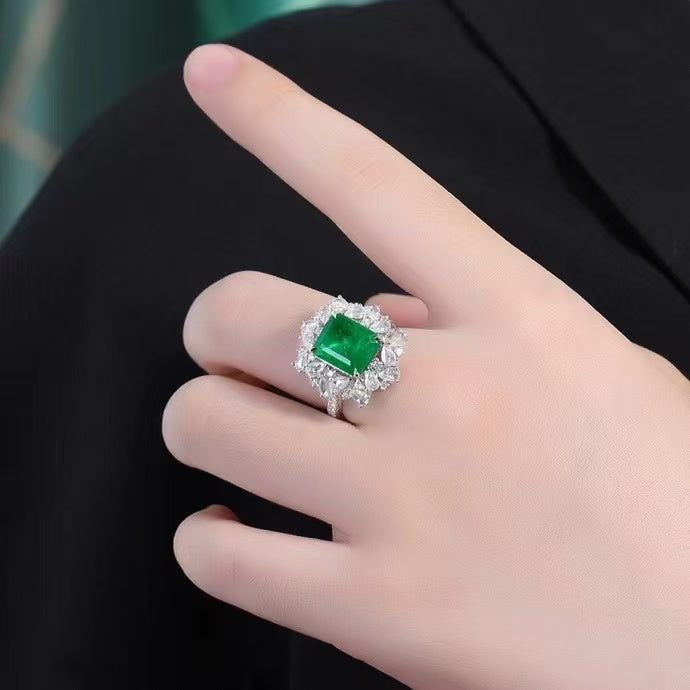 Emerald of Majesty – A transformable masterpiece in 18K gold