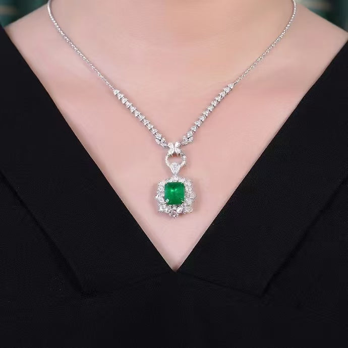 Emerald of Majesty – A transformable masterpiece in 18K gold