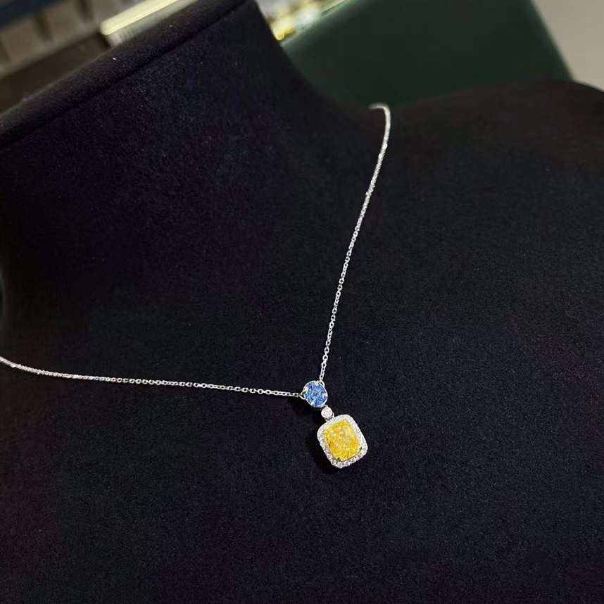 The masterpiece of colors: Exquisite 18k gold diamond necklace