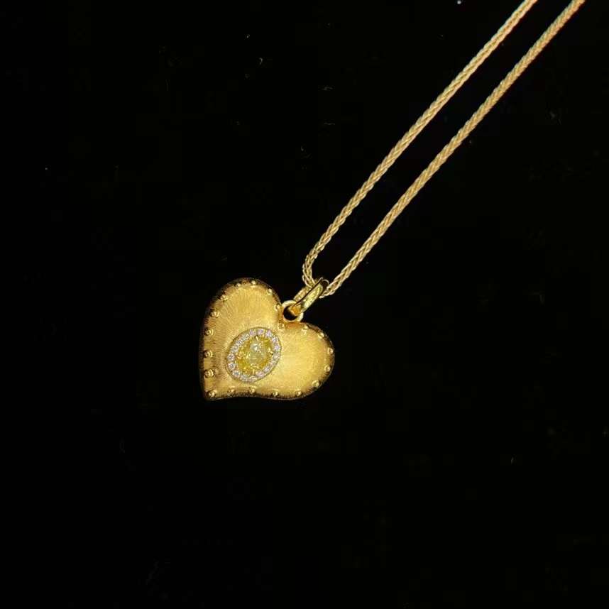 Magic Sunbeam – 18K Gold Yellow Diamond Pendant