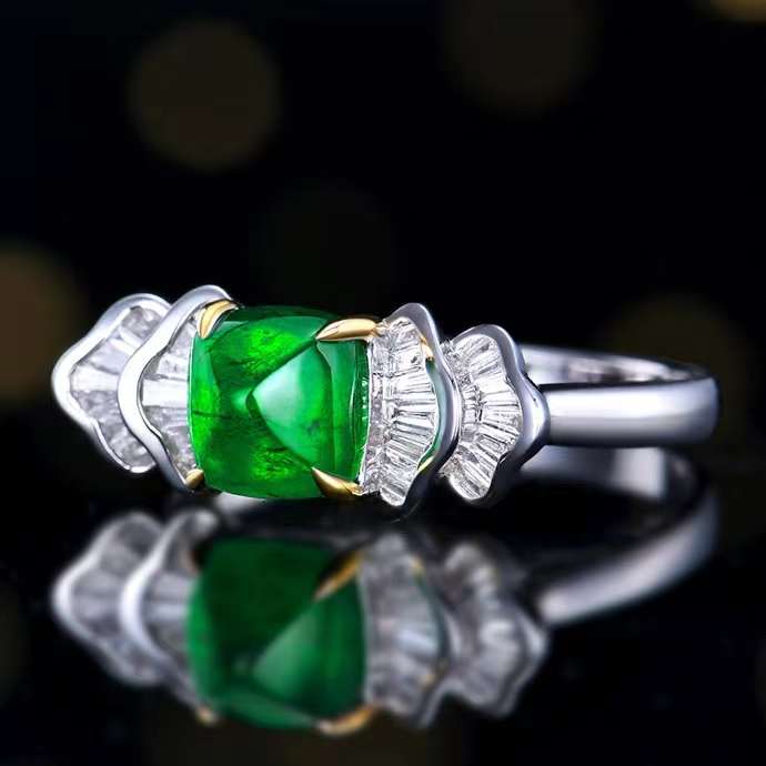 Emerald Waves of Eternity – 18k gold ring with natural emerald