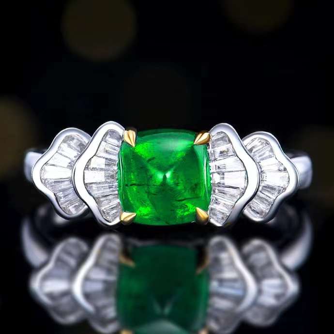 Emerald Waves of Eternity – 18k gold ring with natural emerald