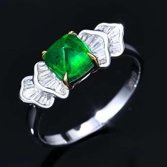 Emerald Waves of Eternity – 18k gold ring with natural emerald