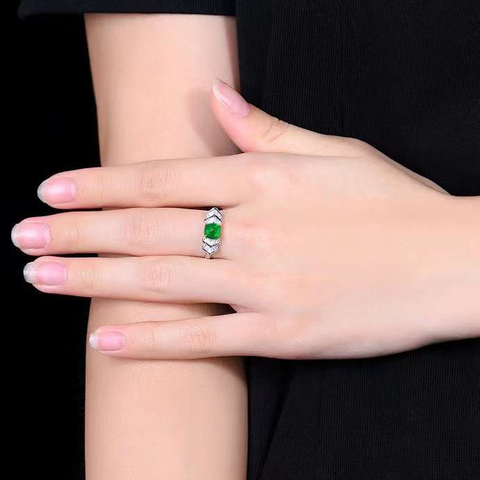 Emerald Waves of Eternity – 18k gold ring with natural emerald